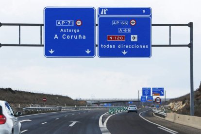 Final de la LE-30, ronda Sur, que muere en una autopista de peaje; punto donde debía enlazar la ronda Norte, hasta entroncar con la carretera de Asturias