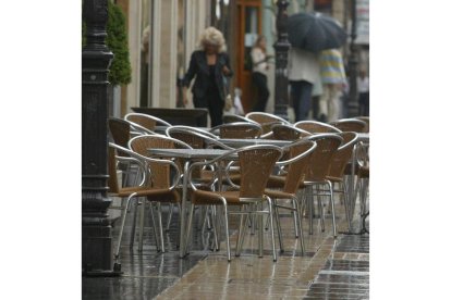 Una terraza bajo la lluvia en la Calle Ancha de la capital.