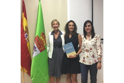 La investigadora Isabelle Remieu, Verónica Dávila, y Tania Fernández Villa, doctora del área de Medicina Preventiva. DL