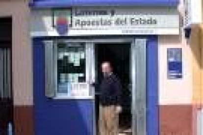 Fernández García, a la puerta de su administración, donde se selló el boleto premiado