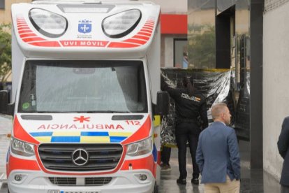 Agentes de la Policía Nacional y una UVI móvil en la calle Facetos de Oviedo, donde murieron las dos hermanas. ELOY ALONSO