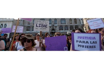 Manifestación en León contra las sentencias contra las mujeres. JESÚS F. SALVADORES