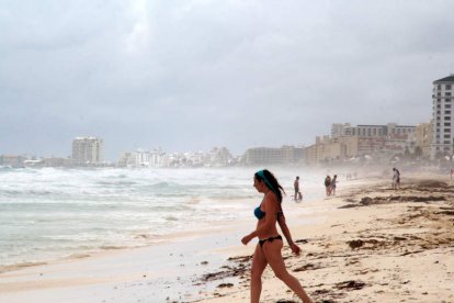 Una mujer en una playa de México. ALONSO CUPUL