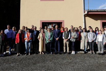 Diez se reunió ayer con los directores de colegios, asociaciones de padres y la delegación de Educación para ofertarles el coto escolar. FERNANDO OTERO