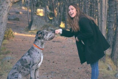 Andrea Milà, portavoz de la plataforma, con un perro que cuida como voluntaria. FOTO CEDIDA POR ANDREA MILÀ