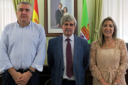 Valentín Pérez, a la izquierda, junto al rector de la Universidad de León el día que fue nombrado director del Departamento de Sanidad Animal. DL