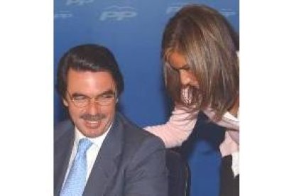 Aznar escucha a Ana Matos durante la reunión del PP