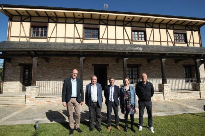 Directivos de Cupa, de la Universidad y de los ayuntamientos de Carballeda y Puente, ayer. DE LA MATA