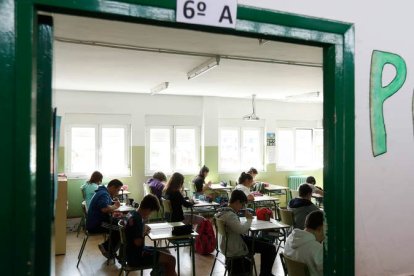 Un grupo de alumnos trabaja en un aula de un colegio de León. ARCHIVO