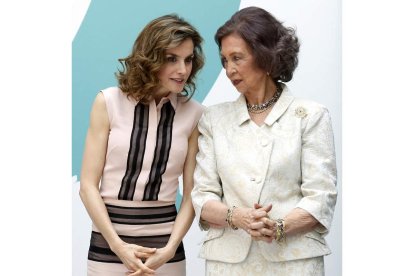 Doña Letizia y la reina Sofía, en un momento de confidencias ayer en la FAD. SERGIO BARRENECHEA