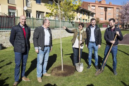 Díez, Aceves, Cabañas, Cendón y Tudanca, en el parque del Cabo José Martínez Conejo. FERNANDO OTERO