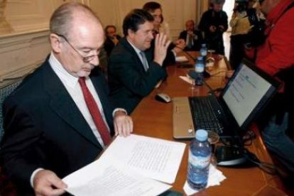 Rato, el presidente de Caja Madrid, junto al presidente de Bancaja, José Luis Olivas.