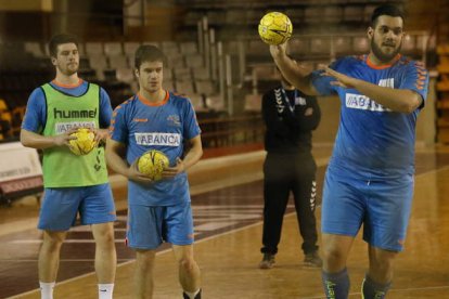 Los jugadores del Abanca Ademar quieren dejar hoy sellado su pase a la Final Four de la próxima edición de la Copa del Rey. RAMIRO