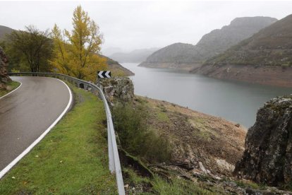 El embalse de Barrios de Luna, al fondo, ya supera su media habitual de estas fechas. RAMIRO