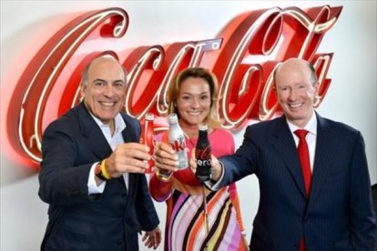 De izquierda a derecha, Muhtar Kent, presidente de The Coca-Cola Company, Sol Daurella, de Coca-Cola Iberian Partners y John Brock, Coca-Cola Enterprises, ayer.