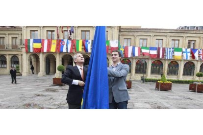 El alcalde de León y el concejal de Juventud, ayer, al izar la bandera de la UE.