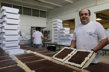 Carlos Lozano en el obrador de tartas congeladas de Santa María del Páramo, el único que existe en la comunidad.