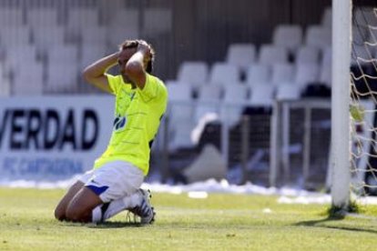 Gaizka Saizar se lamenta tras fallar lo que pudo ser el segundo gol para la Ponferradina.