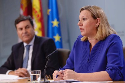 Isabel Blanco, junto a Carriedo, en la rueda de prensa. NACHO GALLEGO