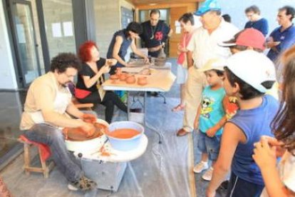 Tres ceramistas de la comarca exhibieron ante el público su saber hacer con la cerámica.