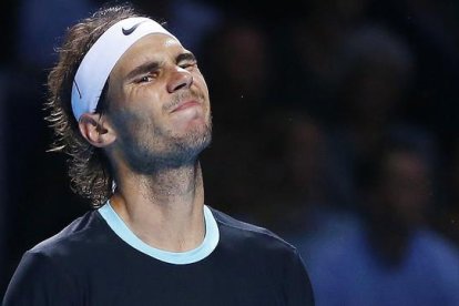 Rafael Nadal se lamenta tras perder un punto ante Roger Federer, en la final de Basilea.