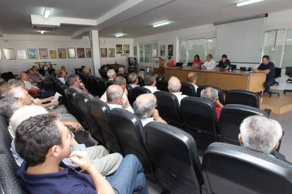 Un centenar de socios, de los más de mil, asistieron a la asamblea informativa de ayer