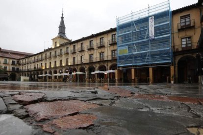 El desnivel provocado por la rotura en la zona sur es tan acusado que ya genera escalón. FERNANDO OTERO