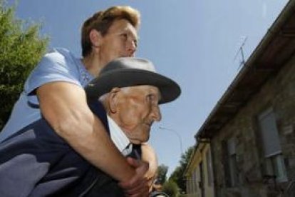 Yoli, la cuidadora de Francisco Fernández, el señor Quico, le abraza a la puerta de su casa «d