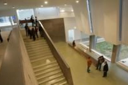 El nuevo edificio de la Uned, a los pies del campus, ha costado casi dos millones y medio de euros