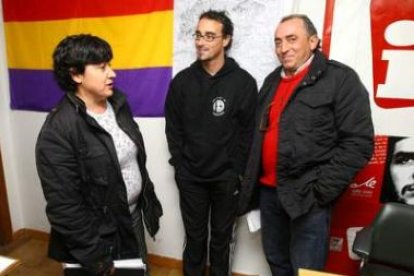 Susana Carballo, Jesús Martínez Pintor y José Alfonso Luna, en la sede de IU en Ponferrada.