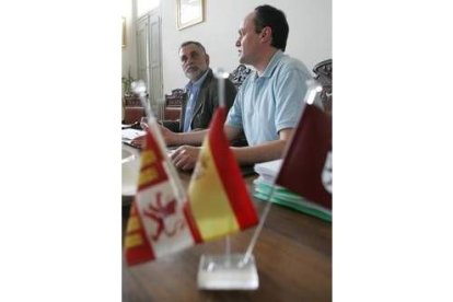 Carlos Mayo y Francisco Javier González presentaron ayer el proyecto