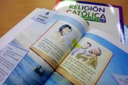 Uno de los libros de texto de religión católica que estudian los alumnos leoneses