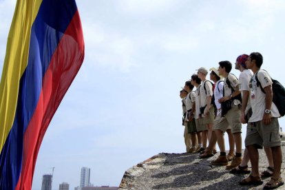 Un grupo de expedicionarios de la Ruta Quetzal BBVA, en el Fuerte de San Felipe de Barajas en Cartagena, Colombia.