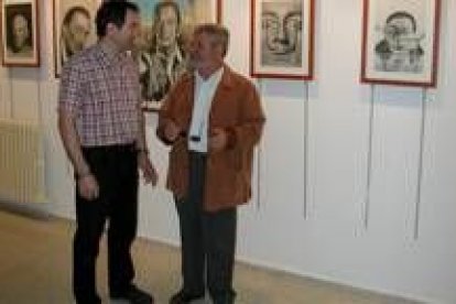 El artista Juan José Estévanez, en la exposición, junto al concejal de Cultura