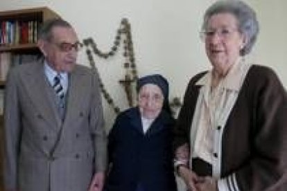 Sor María Luisa Alonso, entre Obdulio Alonso (hermano) y María Luisa Gerona