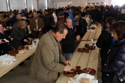 Las degustaciones de cecina de chivo y otros embutidos se suceden a lo largo de todo el fin de semana en el recinto ferial.