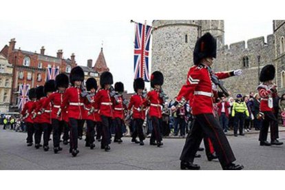 Soldados de la guardia real este viernes en el Castillo de Windsord, donde la reina Isabel II celebra sus 60 años en el trono.