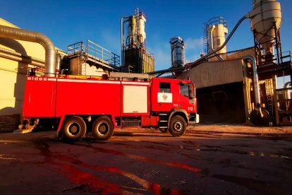 Vehículo de los Bomberos de León en el lugar del incendio en Valencia de Don Juan. LUIS CANAL