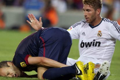 El defensa madridista Sergio Ramos tras cometer penalti sobre Andrés Iniesta.