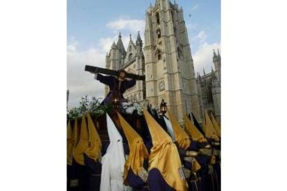 Las hermanas de la Agonía desfilaron delante de la Catedral con su imagen