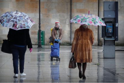 Una jornada de lluvia en la capital. JESÚS F. SALVADORES
