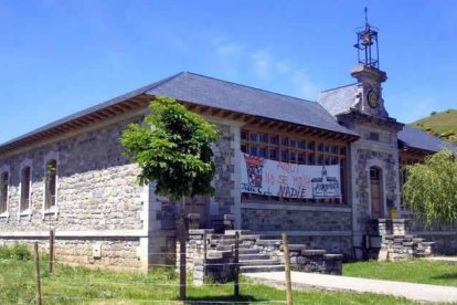 Imagen de un ayuntamiento del área rural de León, en la montaña oriental.