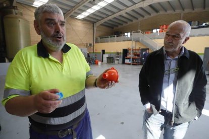 Isidro muestra los embutidos para reciclar el aceite