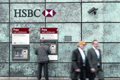 Cajeros automáticos de un sucursal del HSBC en la ciudad de Londres.