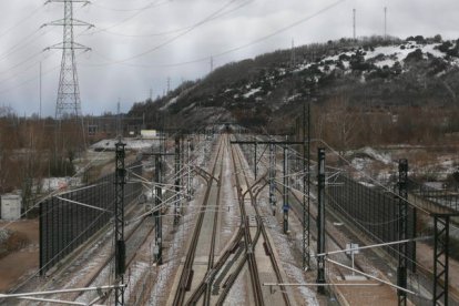 Vista del encaje de vías previo a la entrada del ferrocarril a la Variante de Pajares. FERNANDO OTERO