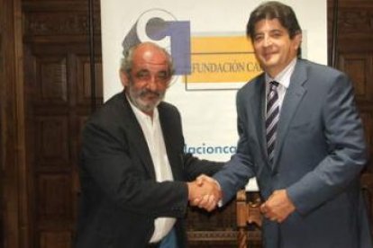 Santos Llamas y Jesús López, tras la firma del convenio.