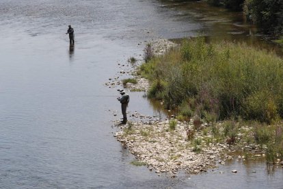 Dos pescadores en el río Órbigo el pasado julio. JESÚS F. SALVADORES