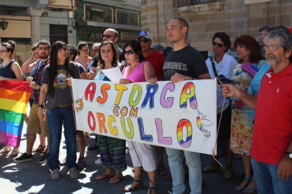 Algunas de las personas que se concentraron en la plaza para apoyar al movimiento LGTB.