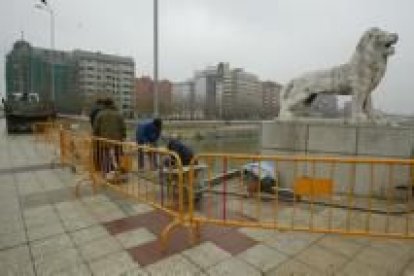 Las brigadas de obras comenzaron ayer a desmontar la vieja barandilla del puente de los Leones