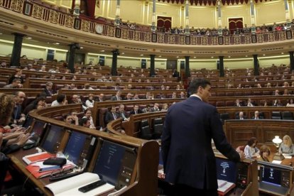 Pedro Sánchez, de espaldas, el pasado 2 de marzo en el Congreso.